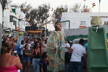 La playa de Ojos de Garza se pone en fiestas con un pasacalles y el pregón de Juan Antonio Peña (Foto TA e Isabel Quintana)