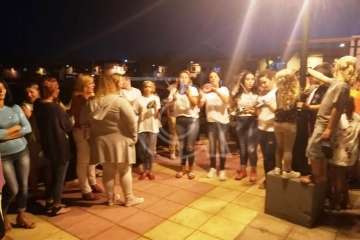 La playa de Ojos de Garza se pone en fiestas con un pasacalles y el pregón de Juan Antonio Peña (Foto TA e Isabel Quintana)