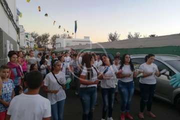 La playa de Ojos de Garza se pone en fiestas con un pasacalles y el pregón de Juan Antonio Peña (Foto TA e Isabel Quintana)