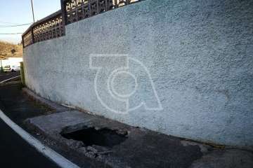 Peligroso boquete a las puertas del colegio de Lomo Magullo (Foto TA)