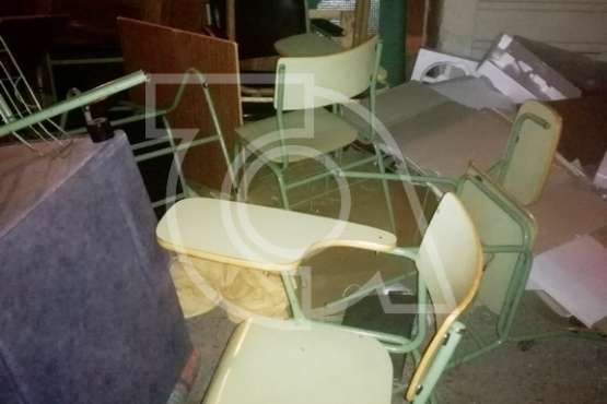 El Colegio de Marpequeña tira a la vía pública sillas y pupitres viejos (Foto TA)