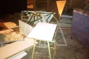 El Colegio de Marpequeña tira a la vía pública sillas y pupitres viejos (Foto TA)