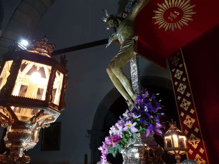 La imagen del Cristo, ya engalanada, preparada para la procesión (Foto TA)