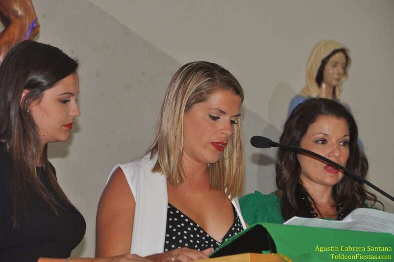 Las tres nietas de Manuel Sánchez, en el momento del pregón (Foto TF)