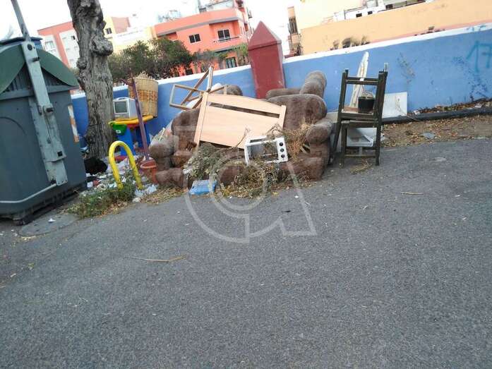 Enseres depositados en la calle de Tenesor (Foto TA)