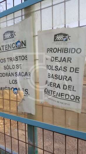 Carteles colocados por el colectivo vecinal Eolo (Foto TA)