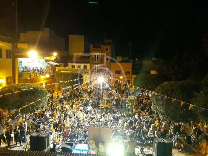 La plaza de Casas Nuevas registró un lleno absoluto para ver la gala (Foto TA)