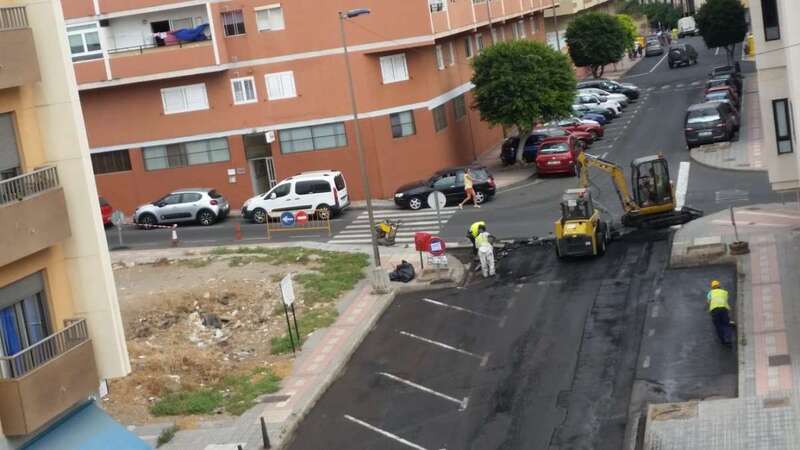 Obras de asfaltado de la calle de 8 de Marzo (Foto Jesús Ruiz Mesa)