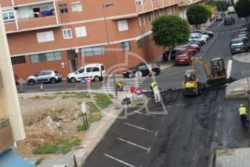 Tres paradas de Global fuera de servicio por el asfaltado de la Rambla Pedro Lezcano (Foto Jesús Ruiz Mesa)