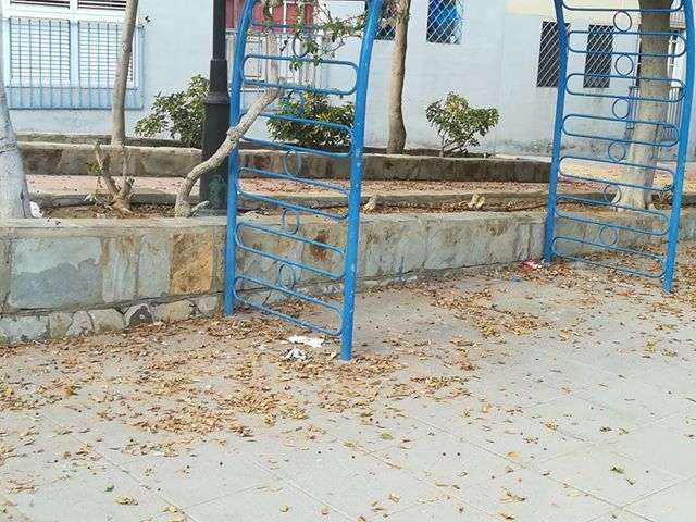 Estado del parque infantil de Las Huesas (Foto TA)