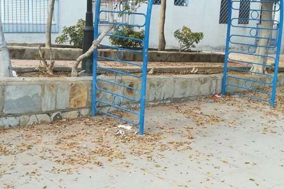 El parque infantil de Las Huesas con suciedad en cada esquina (Foto TA)