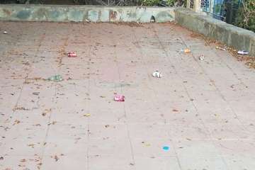 El parque infantil de Las Huesas con suciedad en cada esquina (Foto TA)