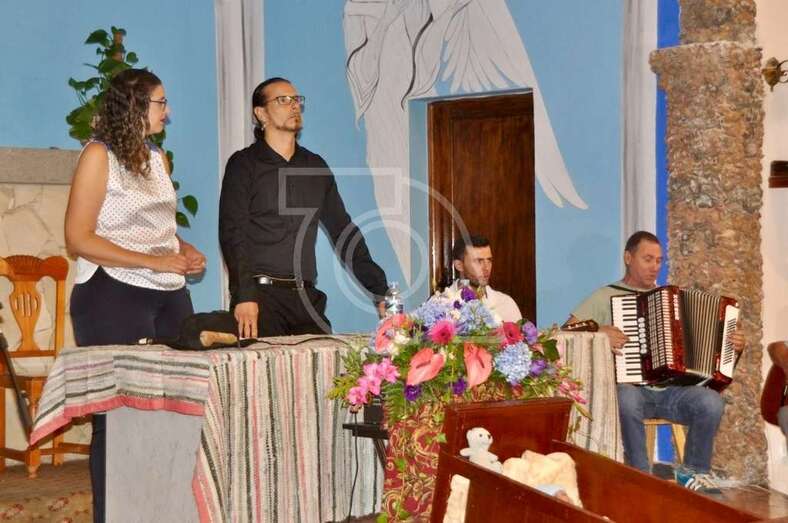 Momento del pregón de anoche en Cazadores (Foto TA)