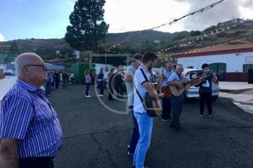 Bajada de los patronos y pregón en Cazadores (Foto TA)