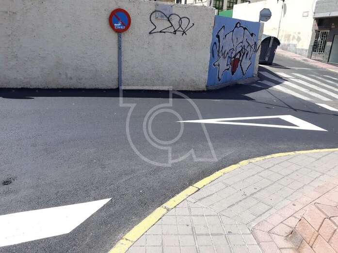 Calle de 8 de Marzo de la que ha desaparecido el paso de peatones que estaba pegado al muro de la finca de Los Picachos (Foto TA)