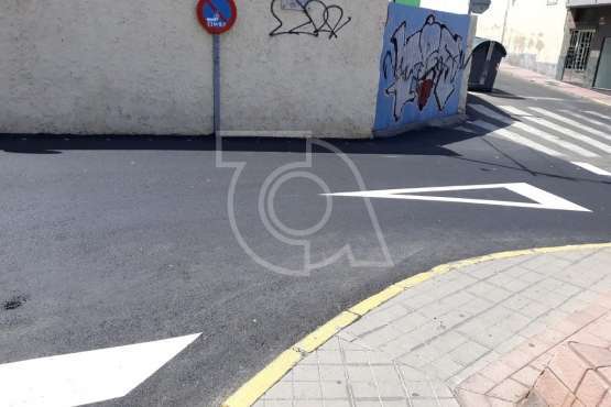 El asfaltado 'devora' varios pasos de peatones en Los Picachos (Foto TA)