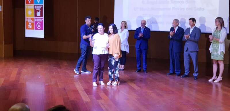 Dolores Verona en el momento de recoger la distinción (Foto TA)