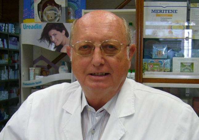 Francisco Artiles, ya jubilado, cuanto aún estaba al frente de su farmacia en la zona del Parque Franchy Roca (Foto TA)