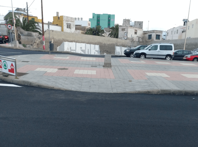 Imagen de uno de los pasos de peatones que han desaparecido bajo el asfalto (Foto TA)