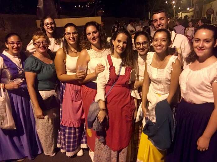 Romeras en el desfile de esta noche en el Valle de los Nueve