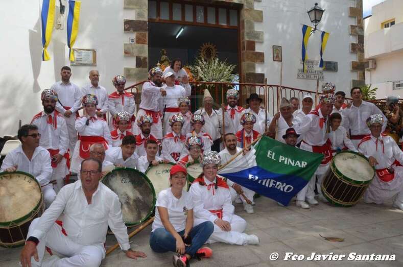 Un grupo de bailadores y tocadores de El Hierro, junto a la plaza (Foto Francisco J. Santana)