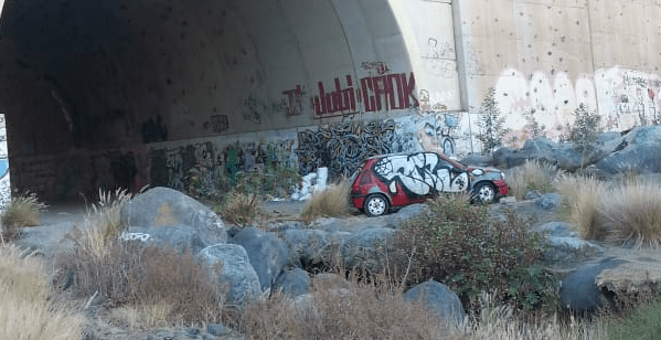 El vehículo, en pleno cauce del barranco junto a la Máquina del Azúcar (Foto TA)