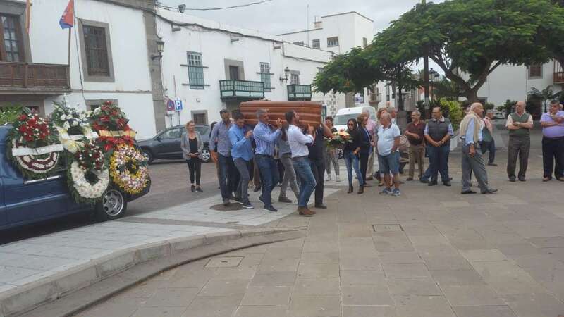 Familiares del fallecido portan a hombros el féretro con los restos mortales de Luis Cáceres (Foto TA)