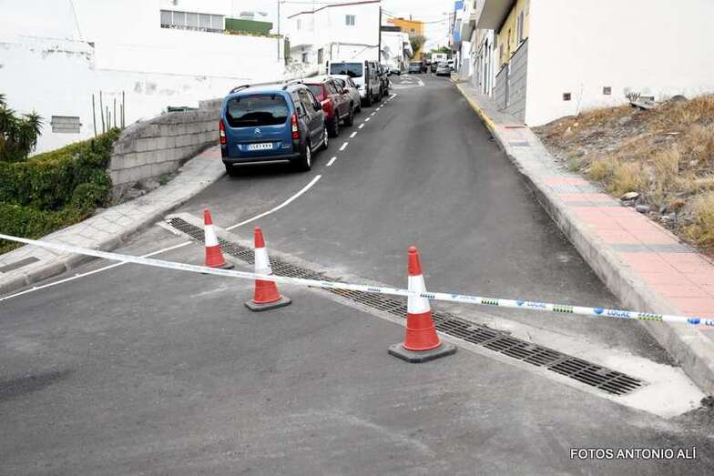 Unos conos y una cinta impiden el paso de vehículos por la calle (Foto Antonio Alí)