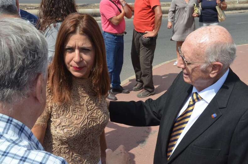 El autor del artículo, Carmelo Santana, con la alcaldesa Carmen Hernández y Francisco Artiles, el día del descubrimiento de la placa (Foto TA)