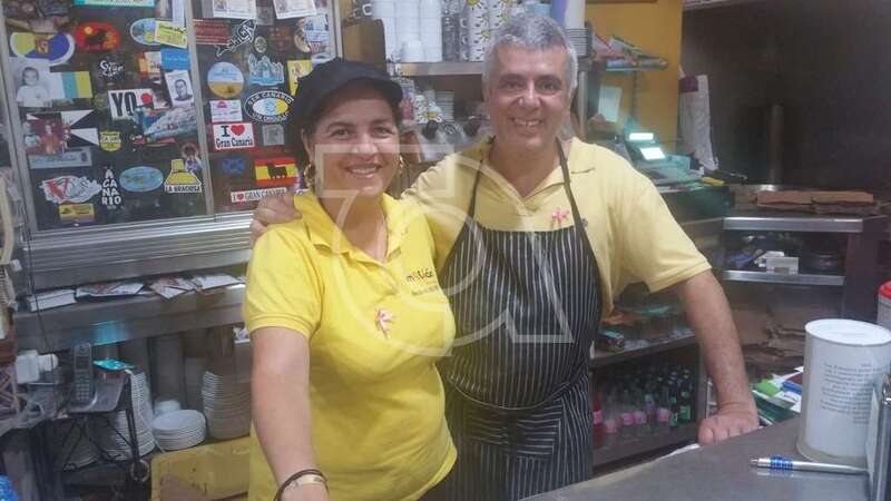 Celina Mendoza y su marido, Francisco Melián, esta tarde en su negocio de la calle de Lagunetas (Foto TA)