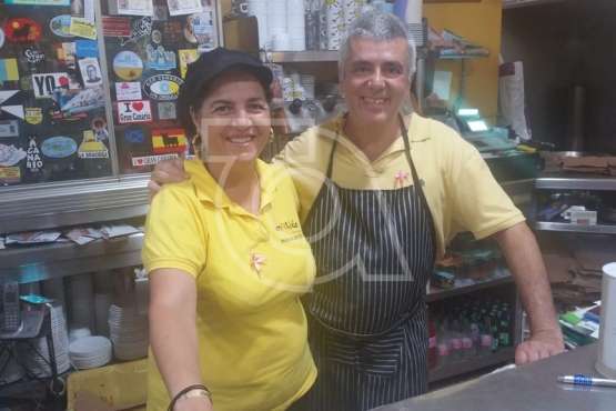 Celina Mendoza y su esposo Francisco Melián, esta tarde en su negocio de la calle de Lagunetas (Foto TA)
