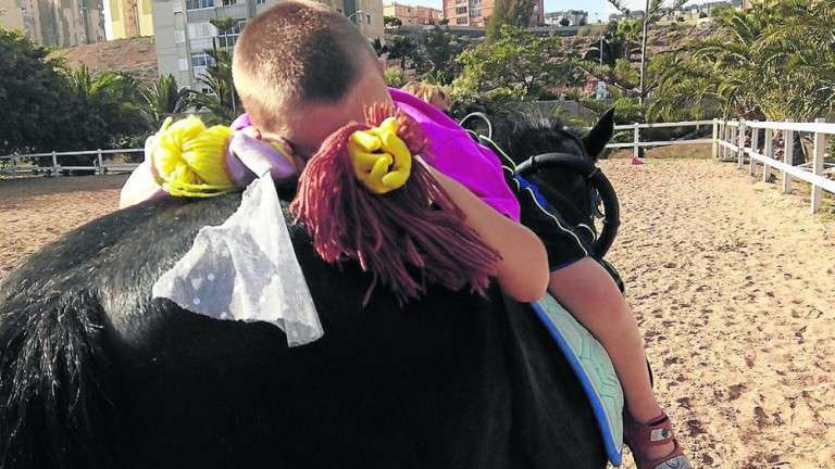 Imagen de archivo de una terapia ecuestre en Telde (Foto TA)