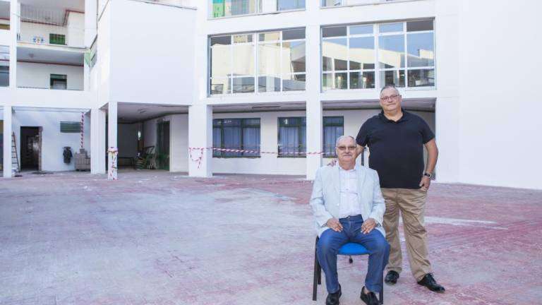 Salvador García, sentado, y Jesús Santana, de pie. Posan en el patio de la Gerencia, a la que Salvador no regresaba, según confesó, desde que dejó el puesto de gerente, allá por 1987 (Foto Canarias7 / Arcadio Suárez)