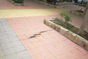 Las Huesas claman por una limpieza a fondo del parque infantil Miki (Foto TA)