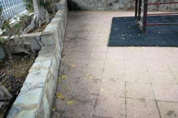 Las Huesas claman por una limpieza a fondo del parque infantil Miki (Foto TA)