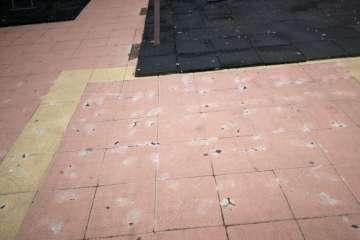 Las Huesas claman por una limpieza a fondo del parque infantil Miki (Foto TA)