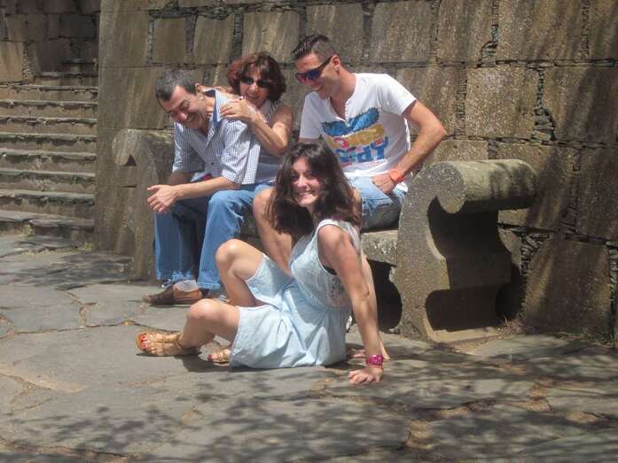 El recordado periodista con su esposa Nieves Suárez y sus dos hijos, Juan y Gara, en una imagen de archivo (Foto TA)