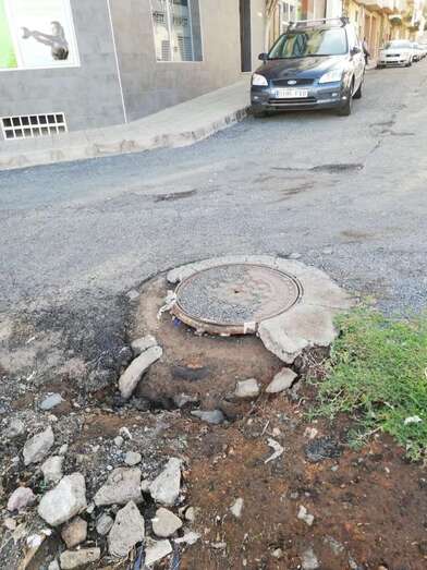 Peligroso estado de una arqueta en la calle de El Drago (Foto TA)