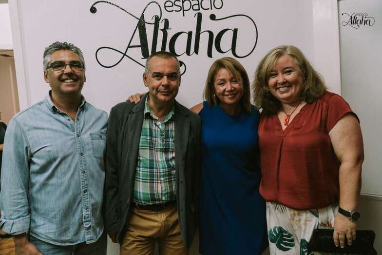 Lidia Monzón , segunda por la derecha,  junto a su hermano Álvaro, concejal y ecologista (Foto TA)
