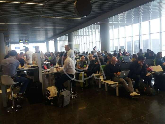 Pasajeros del vuelo en la terminal de Gando a la espera de ser reubicados (Foto TA)