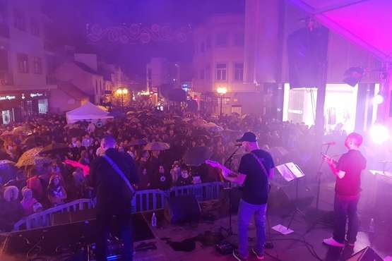 Los Llanos rebosa con los conciertos de Charcojondo y Vega Life (Foto Francisco Javier Santana y Antonio Alí)