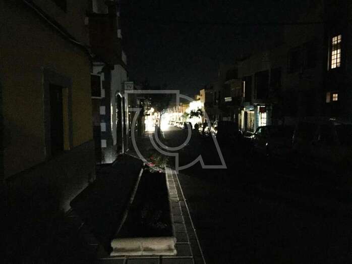 Calle de San Juan, sin alumbrado público esta noche (Foto TA)