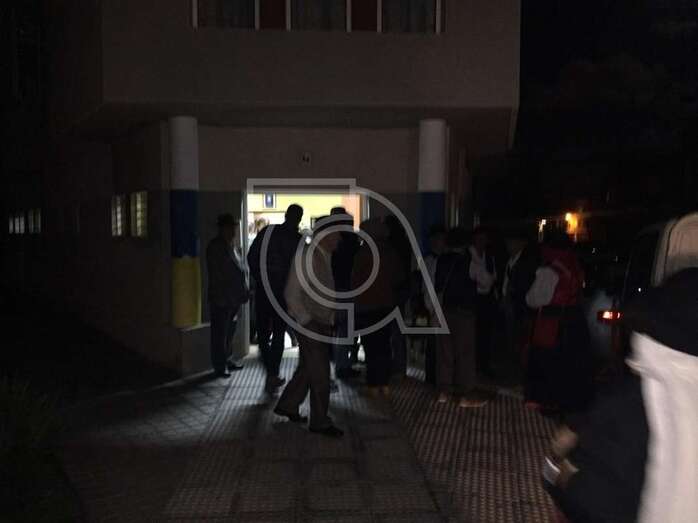 La fachada principal del local, con luz interior, y la calle de Manolo Millares completamente a oscuras (Foto TA)