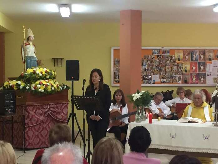 Momento de la misa de este mediodía oficiada por el sacerdote Fernando Báez (Foto TA)