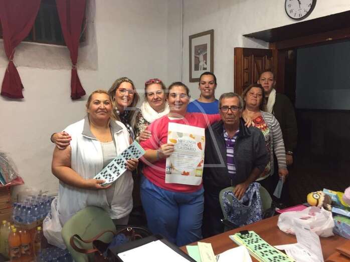 Personas que participaban esta tarde-noche en los preparativos del evento benéfico (Foto TA)