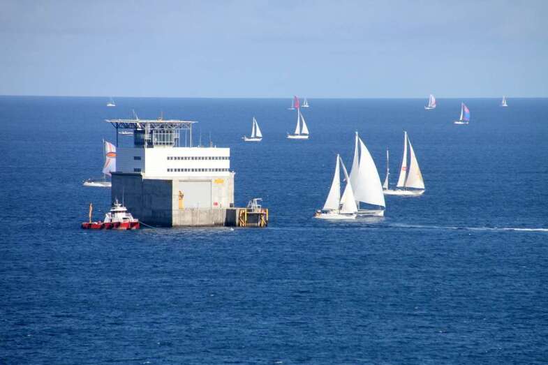 Veleros de la regata a su paso cerca de la Plataforma Oceánica de Canarias (Foto Jesús Ruiz Mesa)