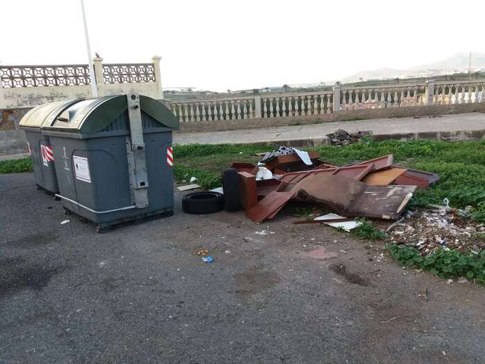 El trabajo de los servicios de limpieza cae en saco roto en Hoya Pozuelo (Foto TA)