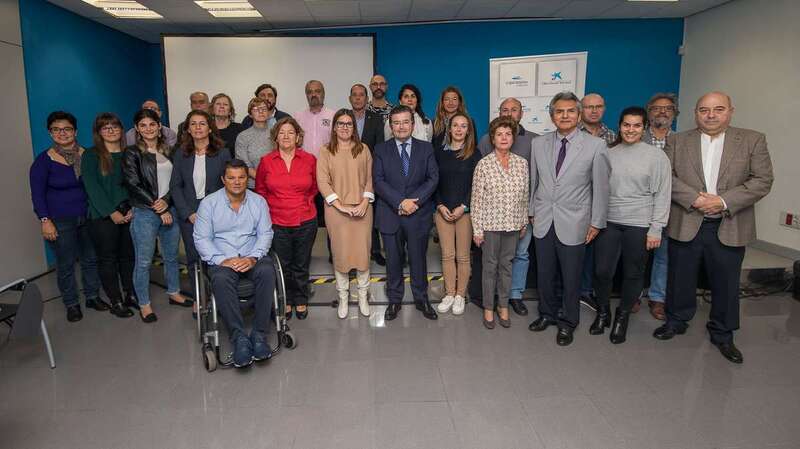 Asistentes al acto de presentación del programa de ayudas de la Caixa (Foto TA)