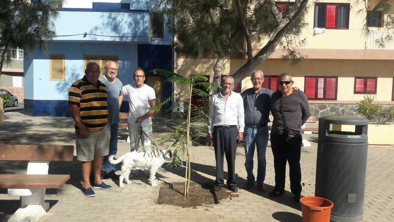 El grupo de vecinos que participó en la plantación (Foto TA)