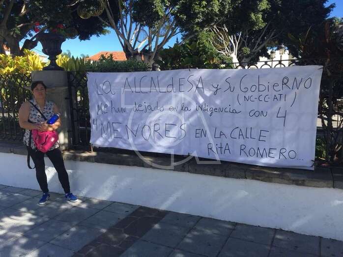 Rita Romero delante de la pancarta (Foto TA)